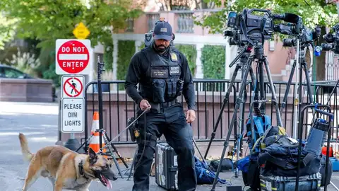 Un miembro del Servicio Secreto de los Estados Unidos y un perro policía Un miembro del Servicio Secreto de los Estados Unidos y un perro policía