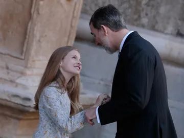 La Princesa Leonor junto a su padre La Princesa Leonor junto a su padre