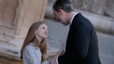 La Princesa Leonor junto a su padre Durante la Misa de Pascua en Palma