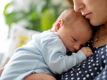 Mujer con bebé Mujer con bebé
