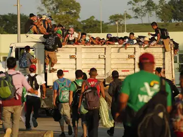 Migrantes hondureños suben a un camión durante el inicio de otro día de travesía hacia EEUU Migrantes hondureños suben a un camión durante el inicio de otro día de travesía hacia EEUU