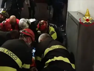 Así actuaron los bomberos tras descontrolarse una escalera mecánica en el metro de Roma Así actuaron los bomberos tras descontrolarse una escalera mecánica en el metro de Roma