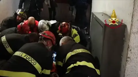 Así actuaron los bomberos tras descontrolarse una escalera mecánica en el metro de Roma Así actuaron los bomberos tras descontrolarse una escalera mecánica en el metro de Roma