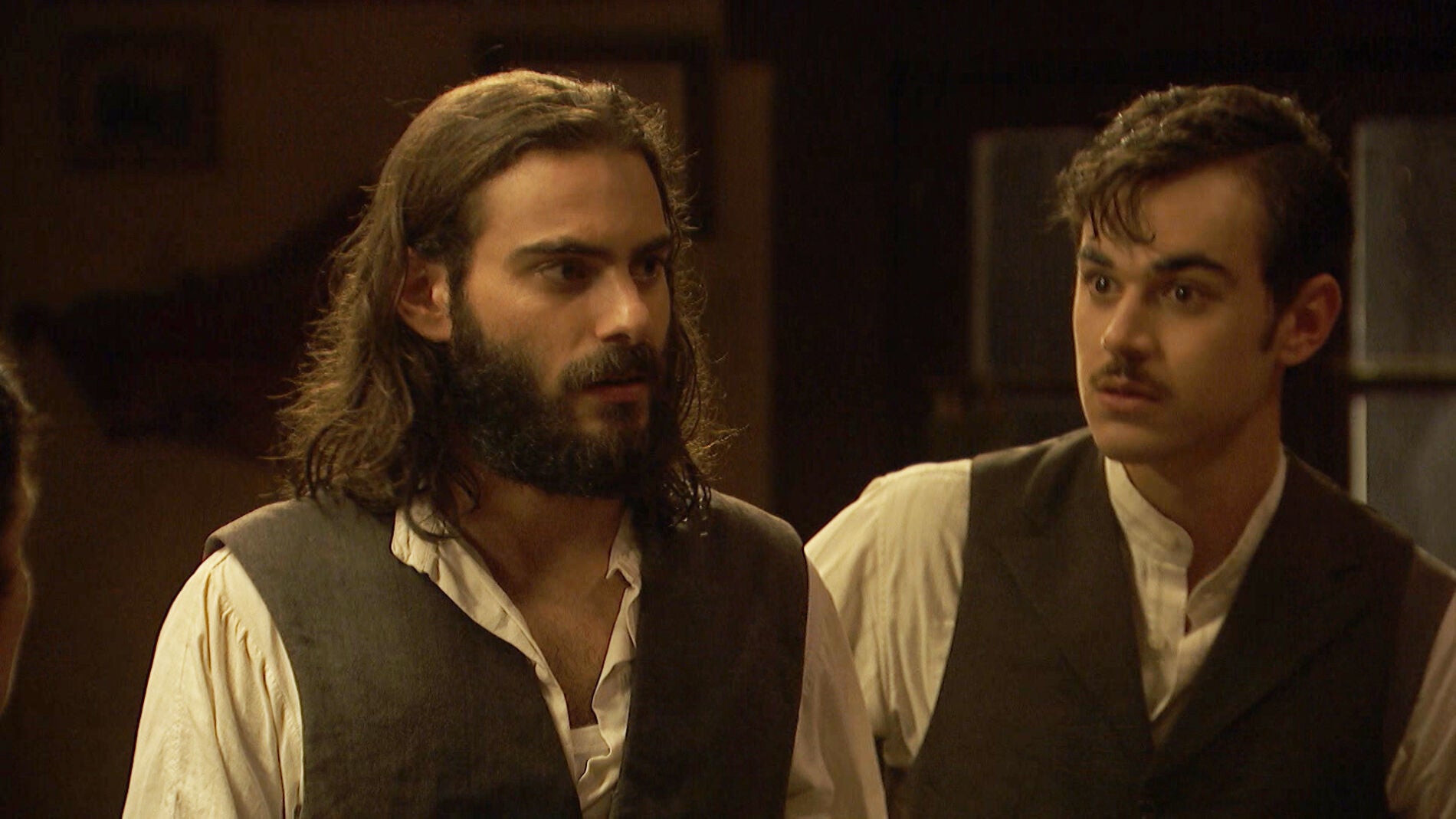 Isaac, preocupado porque Elsa no ha vuelto de la escuela