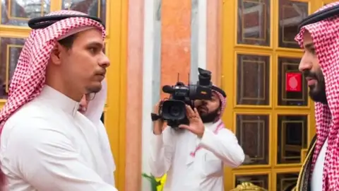 Prohíben a la policía turca registrar el jardín y el pozo del consulado Prohíben a la policía turca registrar el jardín y el pozo del consulado