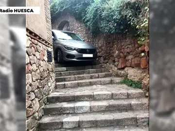 El coche de dos turistas queda atrapado en unas escaleras por seguir las indicaciones del GPS en Huesca El coche de dos turistas queda atrapado en unas escaleras por seguir las indicaciones del GPS en Huesca