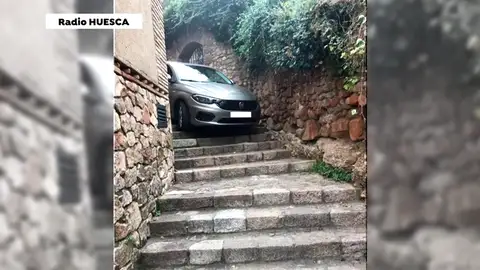 El coche de dos turistas queda atrapado en unas escaleras por seguir las indicaciones del GPS en Huesca El coche de dos turistas queda atrapado en unas escaleras por seguir las indicaciones del GPS en Huesca