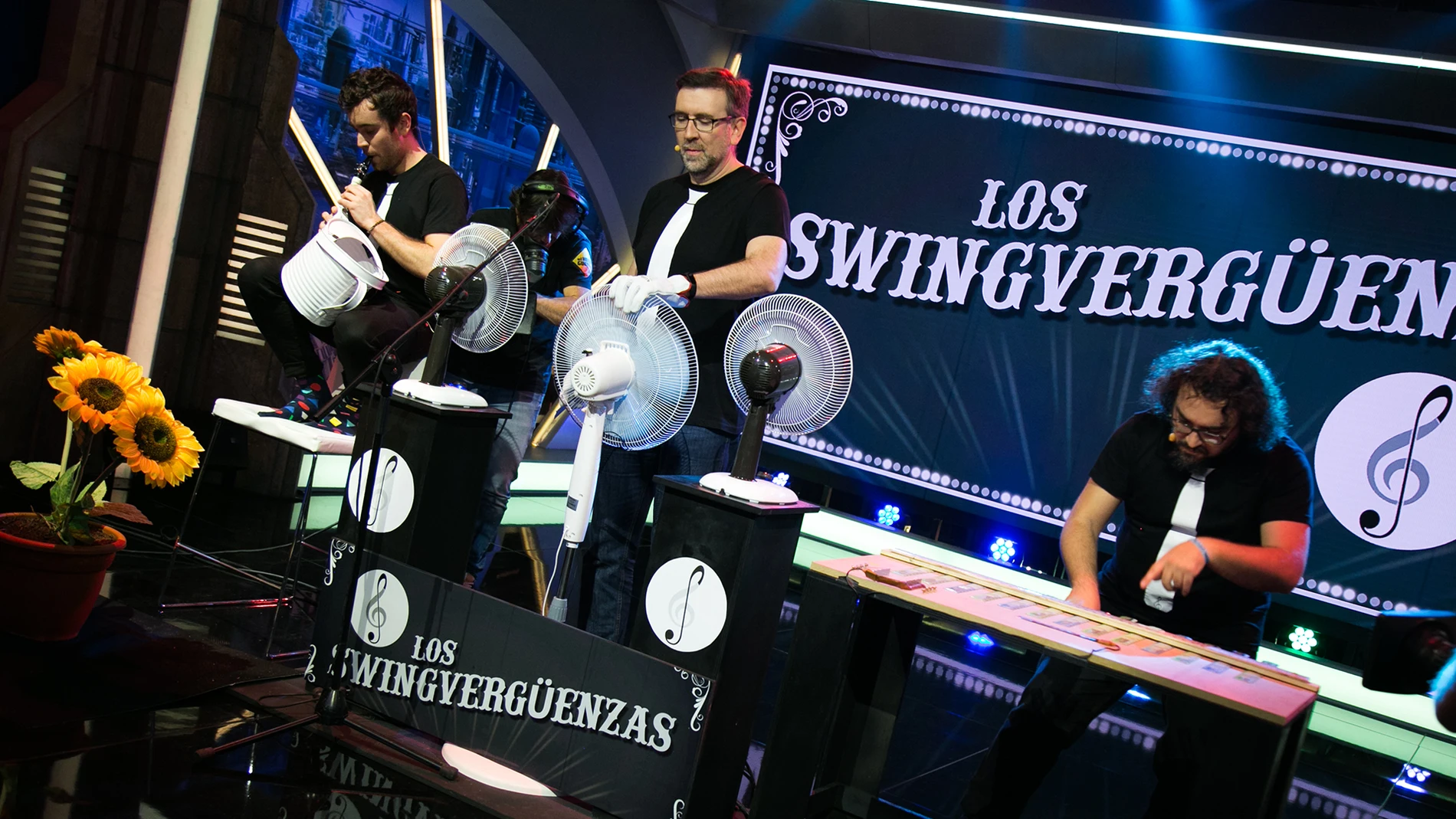 Los swingvergüenzas tocan un temazo con sus peculiares instrumentos en 'El Hormiguero 3.0'