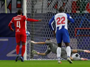Casillas detiene el penalti a Manuel Fernandes Casillas detiene el penalti a Manuel Fernandes