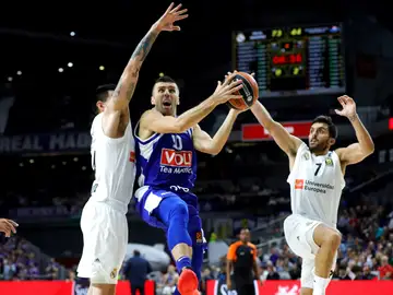 Nemanja Gordic entra a canasta ante la defensa de Facundo Campazzo y Gabriel Deck Nemanja Gordic entra a canasta ante la defensa de Facundo Campazzo y Gabriel Deck
