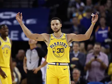 Stephen Curry celebra la victoria de los Warriors Stephen Curry celebra la victoria de los Warriors