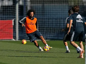 Marcelo conduce el balón en el entrenamiento con el Real Madrid Marcelo conduce el balón en el entrenamiento con el Real Madrid