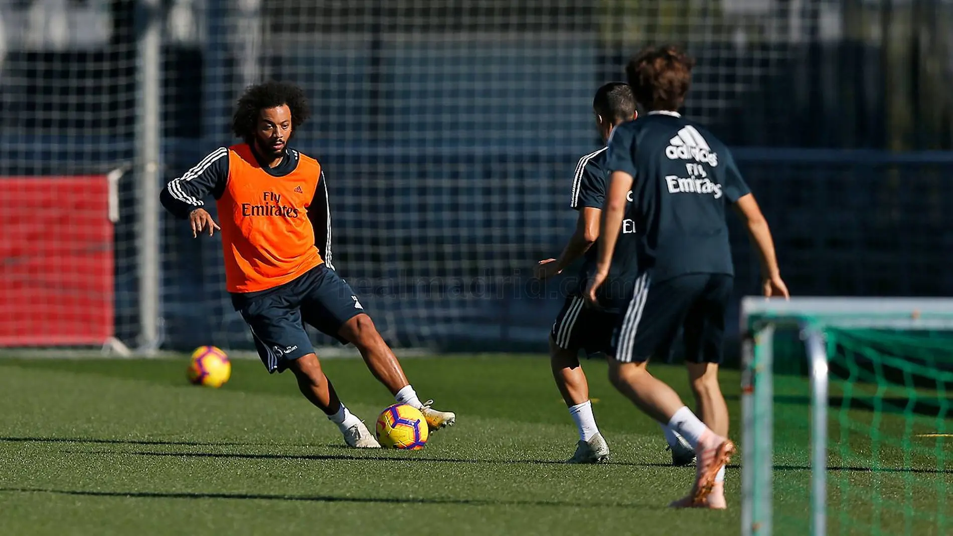 Marcelo conduce el balón en el entrenamiento con el Real Madrid Marcelo conduce el balón en el entrenamiento con el Real Madrid