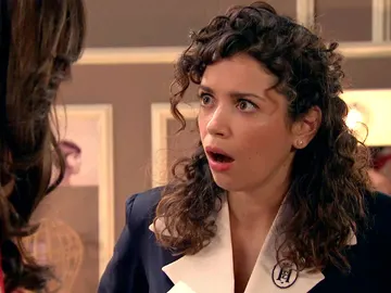 Amelia y María evitan que Luisita haga el ridículo Amelia y María evitan que Luisita haga el ridículo