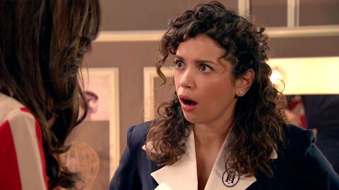 Amelia y María evitan que Luisita haga el ridículo