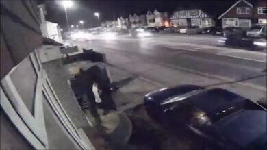 Una cámara de seguridad capta a un hombre que mató a tiros a su mujer, su suegra y su perro