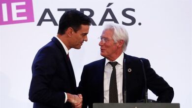 Sánchez habla con Richard Gere sobre los 'sin techo' y se compromete a incluir la aporofobia en el Código Penal