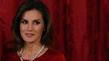 La reina Letizia con el collar de perlas rusas