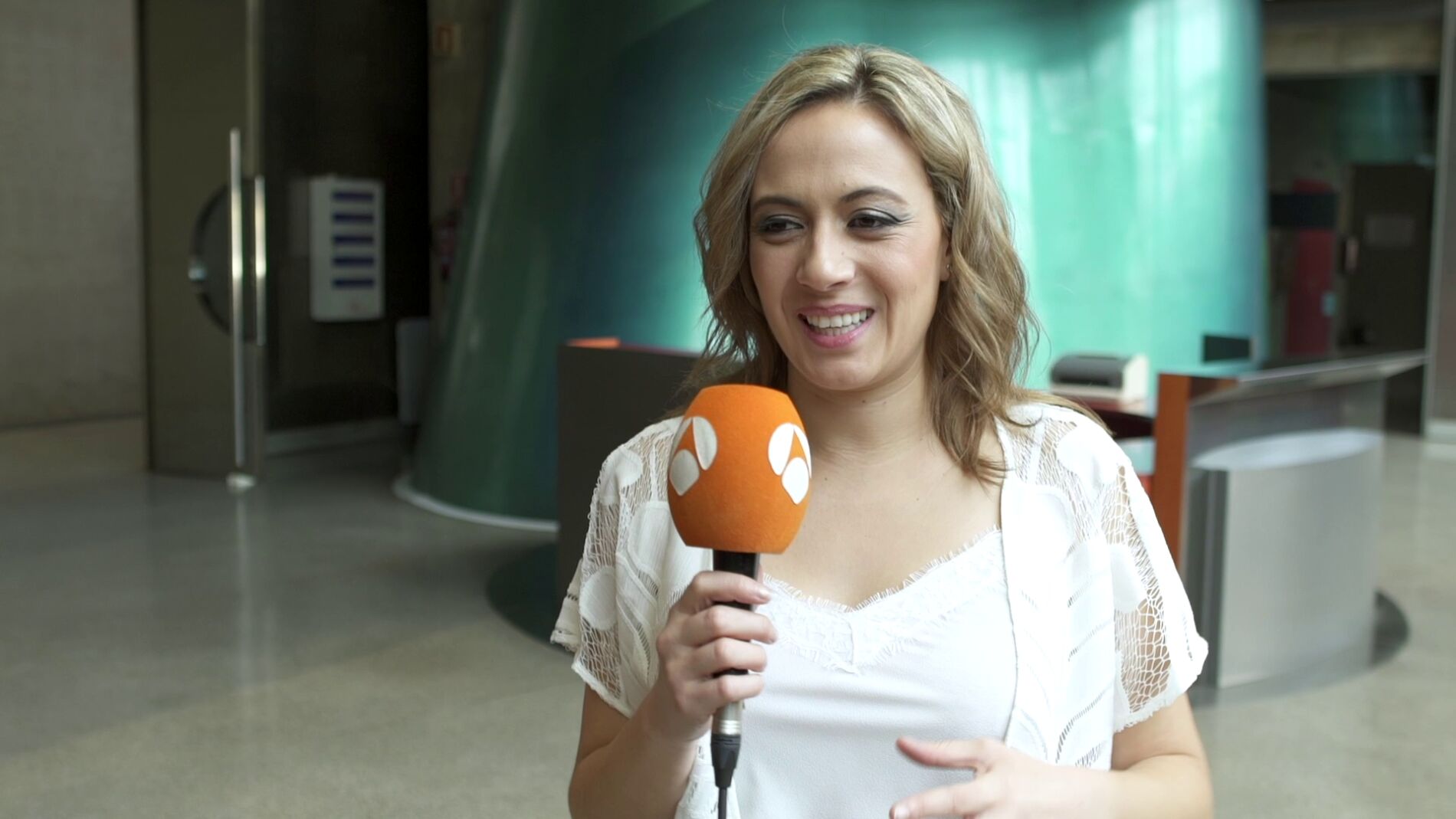 Mar&iacute;a Villal&oacute;n: "Es muy dif&iacute;cil cantar por Antonio Molina"