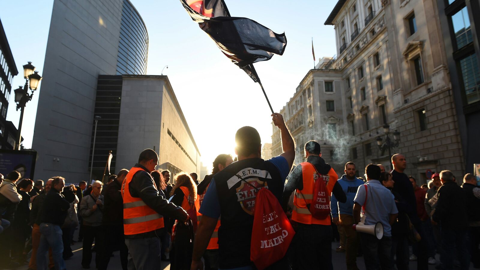 Miles de taxistas se manifiestan para pedir que se apruebe el decreto ley que regula las VTC