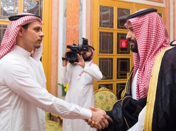 El príncipe heredero de Arabia Saudí (d), junto a Salah Khashoggi