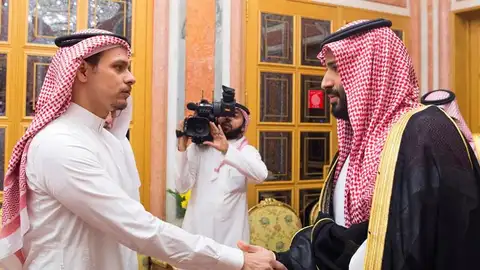 El príncipe heredero de Arabia Saudí (d), junto a Salah Khashoggi El príncipe heredero de Arabia Saudí, Mohamed bin Salman (d), junto a Salah Khashoggi