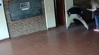 Un padre da una paliza al profesor de su hija por abusar sexualmente de ella