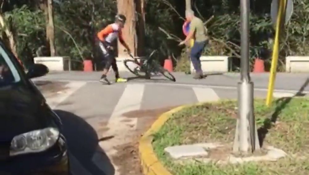 El conductor de un camión agrede con un martillo a dos ciclistas tras una discusión de tráfico en Pontevedra