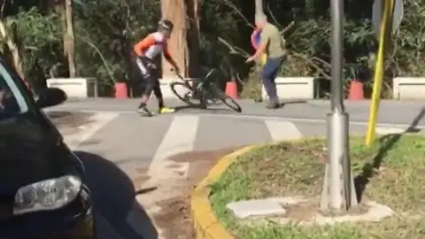 El conductor de un camión agrede con un martillo a dos ciclistas tras una discusión de tráfico en Pontevedra El conductor de un camión agrede con un martillo a dos ciclistas tras una discusión de tráfico en Pontevedra