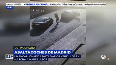 Graban un violento atraco a un coche en plena carretera en Madrid