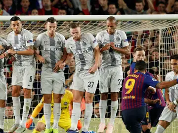 Luis Suárez lanza una falta ante el Inter de Milán Luis Suárez lanza una falta ante el Inter de Milán