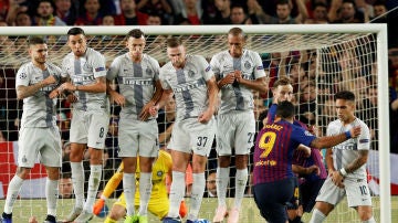 Luis Suárez lanza una falta ante el Inter de Milán