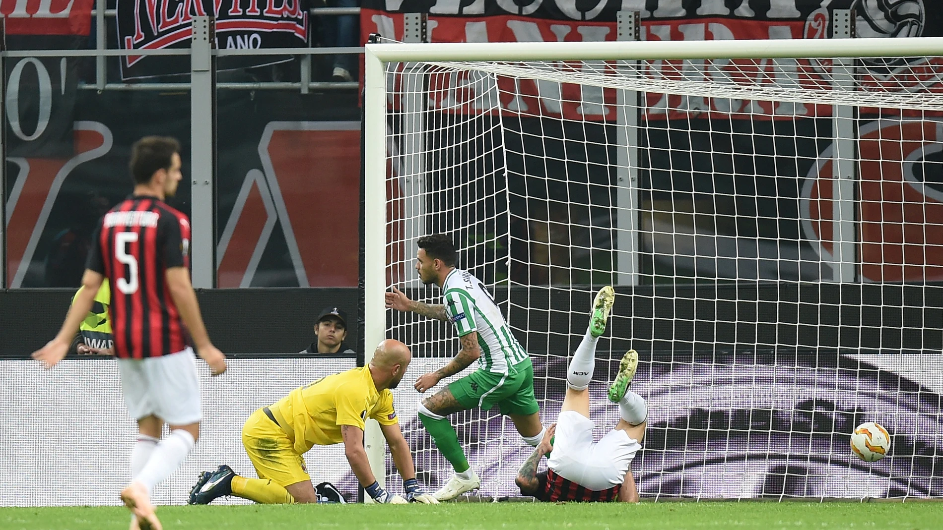 Sanabria anota ante Pepe Reina en San Siro Sanabria anota ante Pepe Reina en San Siro