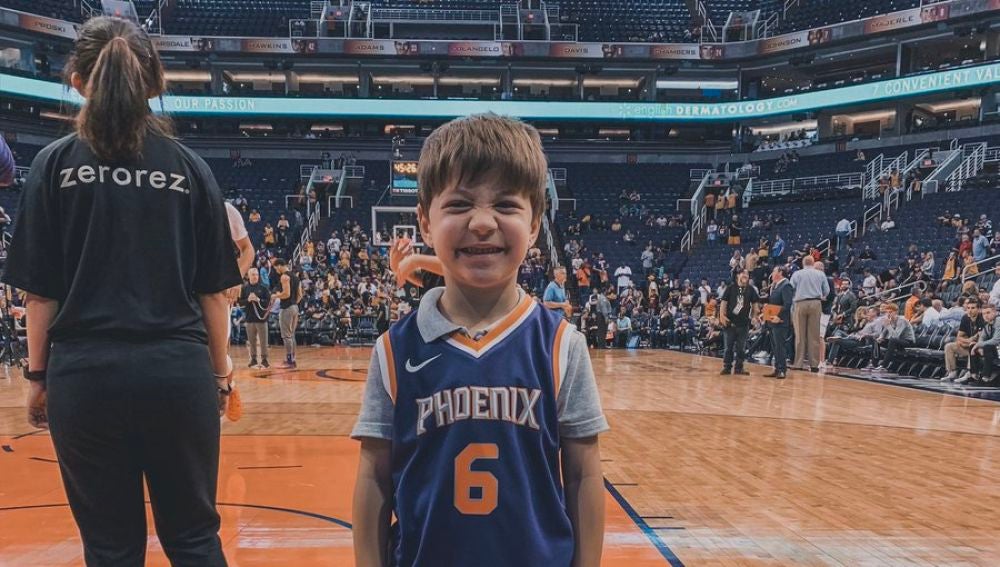 El pequeño Teddy con su camiseta de los Phoenix Suns