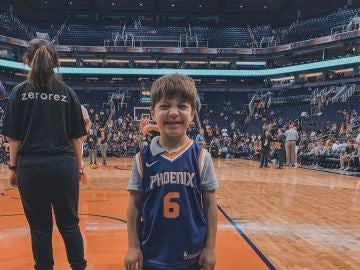 El pequeño Teddy con su camiseta de los Phoenix Suns