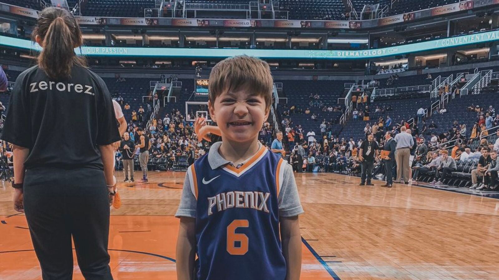 Así fue el final feliz de la historia de Teddy, el niño que celebró solo su cumpleaños porque sus amigos no acudieron
