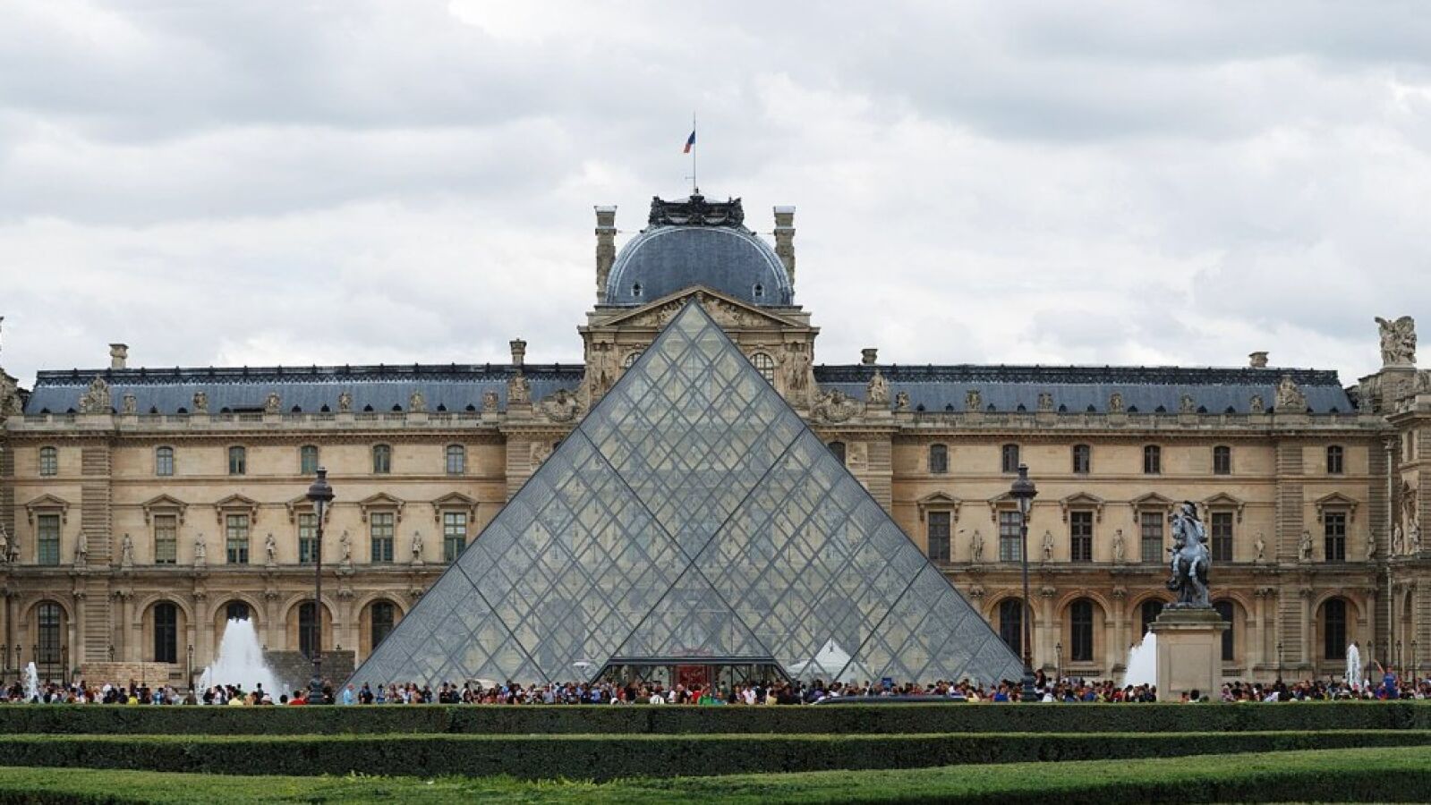 Atraco en el Museo del Louvre: varios encapuchados roban joyas históricas de la colección de Napoleón y la Emperatriz