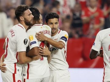 Los jugadores del Sevilla celebran un gol ante el Akhisar