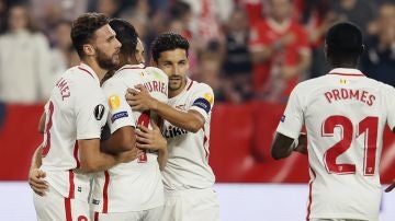 Los jugadores del Sevilla celebran un gol ante el Akhisar