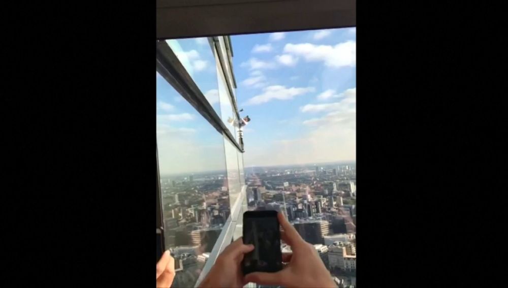 El conocido como “Spiderman” francés, Alain Robert, ha escalado sin seguridad el edificio más alta de Londres.
