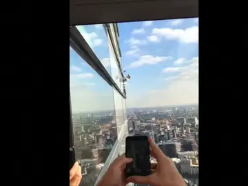 El conocido como “Spiderman” francés, Alain Robert, ha escalado sin seguridad el edificio más alta de Londres. El conocido como “Spiderman” francés, Alain Robert, ha escalado sin seguridad el edificio más alta de Londres.