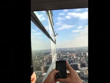 El conocido como “Spiderman” francés, Alain Robert, ha escalado sin seguridad el edificio más alta de Londres. El conocido como “Spiderman” francés, Alain Robert, ha escalado sin seguridad el edificio más alta de Londres.