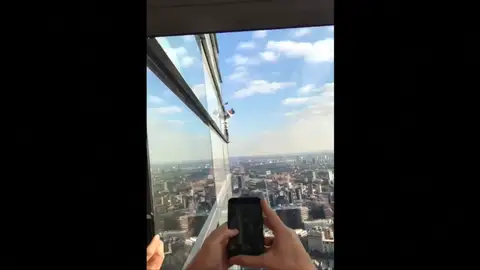 El conocido como “Spiderman” francés, Alain Robert, ha escalado sin seguridad el edificio más alta de Londres. El conocido como “Spiderman” francés, Alain Robert, ha escalado sin seguridad el edificio más alta de Londres.