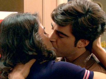 Álvaro se lanza a besar a Carolina