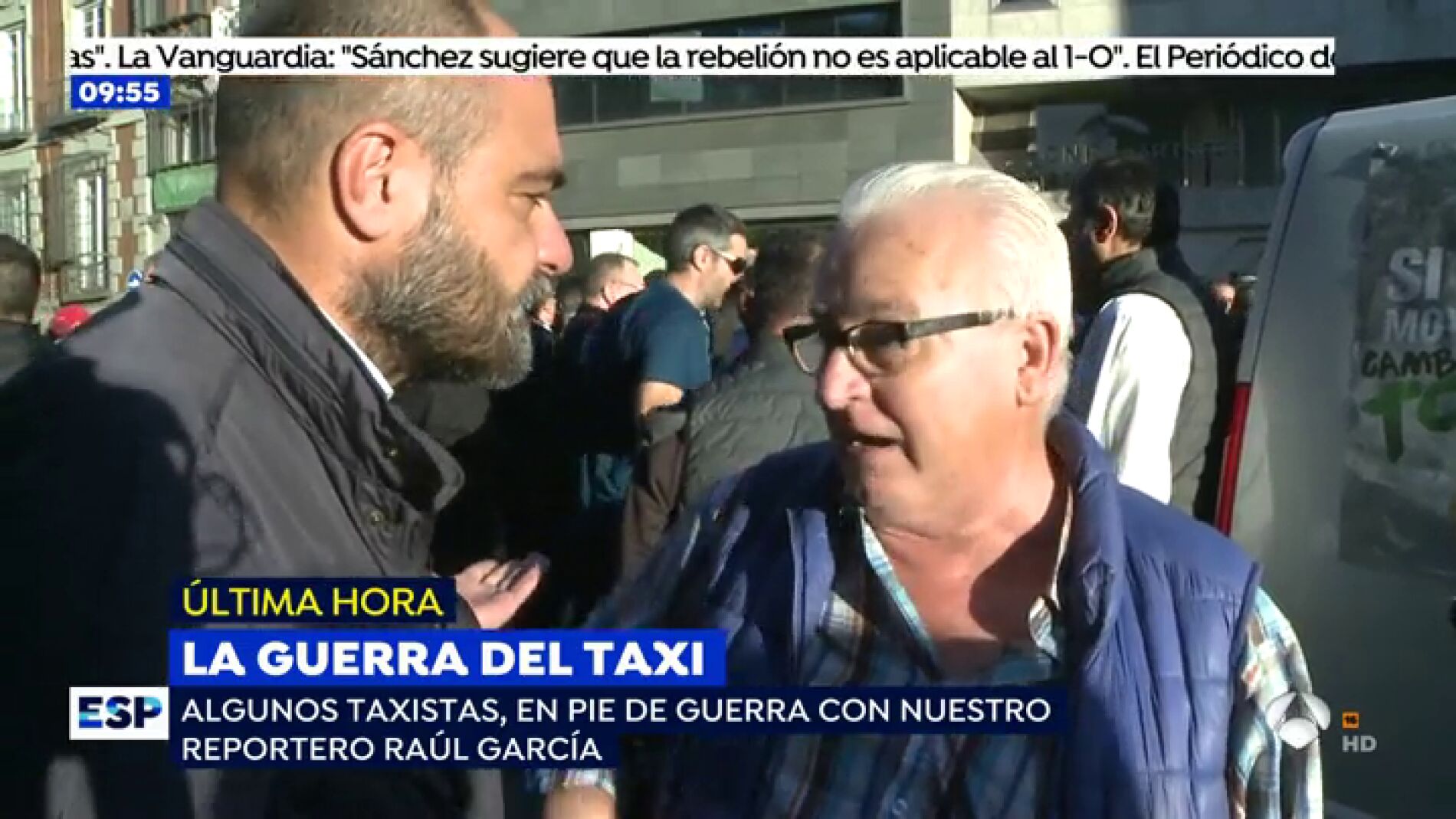 Un grupo de taxistas increpa a un reportero de 'Espejo P&uacute;blico' por emitir un reportaje: "Solo busc&aacute;is 'carnaza', lo manipul&aacute;is todo"