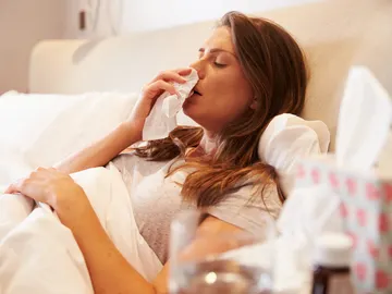 Mujer con congestión nasal Mujer con congestión nasal