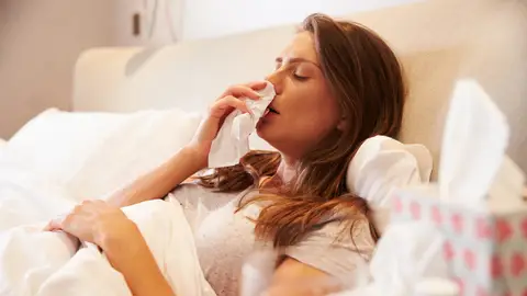 Mujer con congestión nasal Mujer con congestión nasal