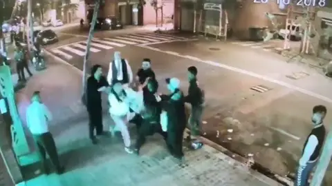 Un grupo de delincuentes ataca a los trabajadores de un restaurante de la Barceloneta Un grupo de delincuentes ataca a los trabajadores de un restaurante de la Barceloneta
