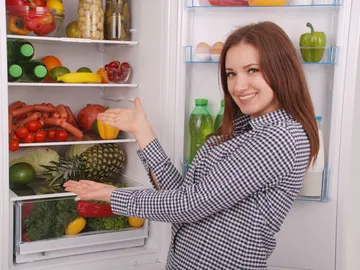 Mujer enseña la nevera Mujer enseña la nevera