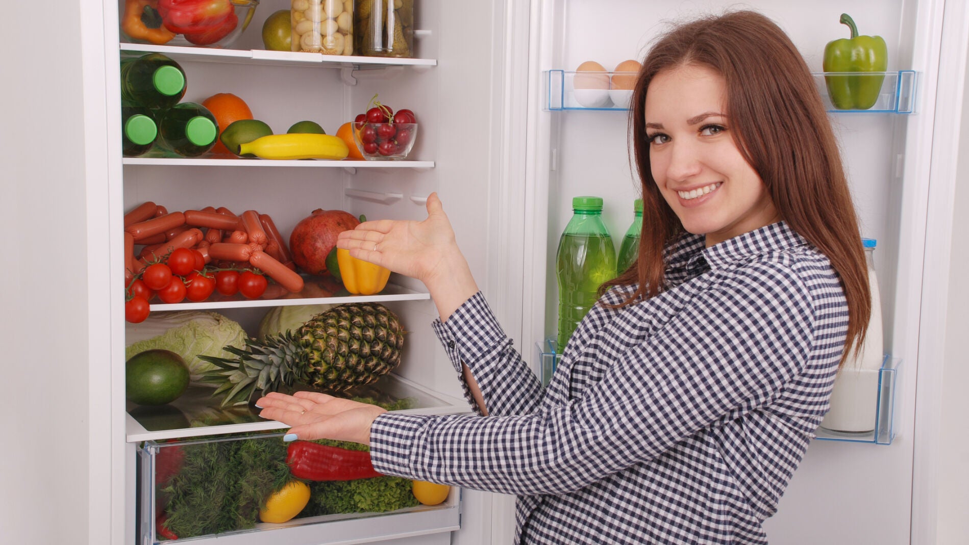 Mujer ense&ntilde;a la nevera